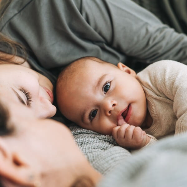 Ratgeber - Baby und Eltern beim Kuscheln