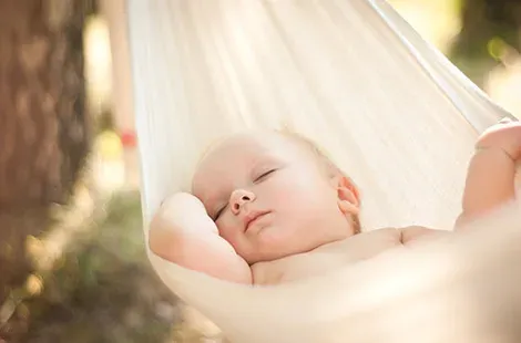 Sicherheit - Baby schläft sicher sich in einer Hängematte
