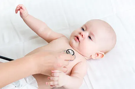 Kinderärzte - Ärztin hört Babybrust ab