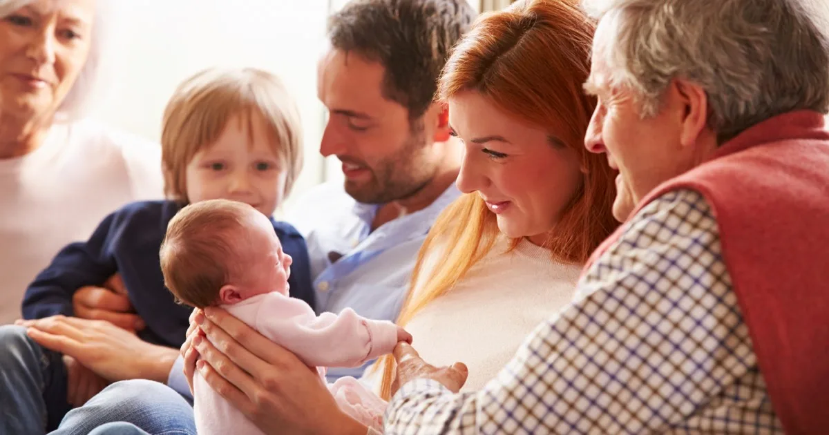 Das Baby willkommen heißen