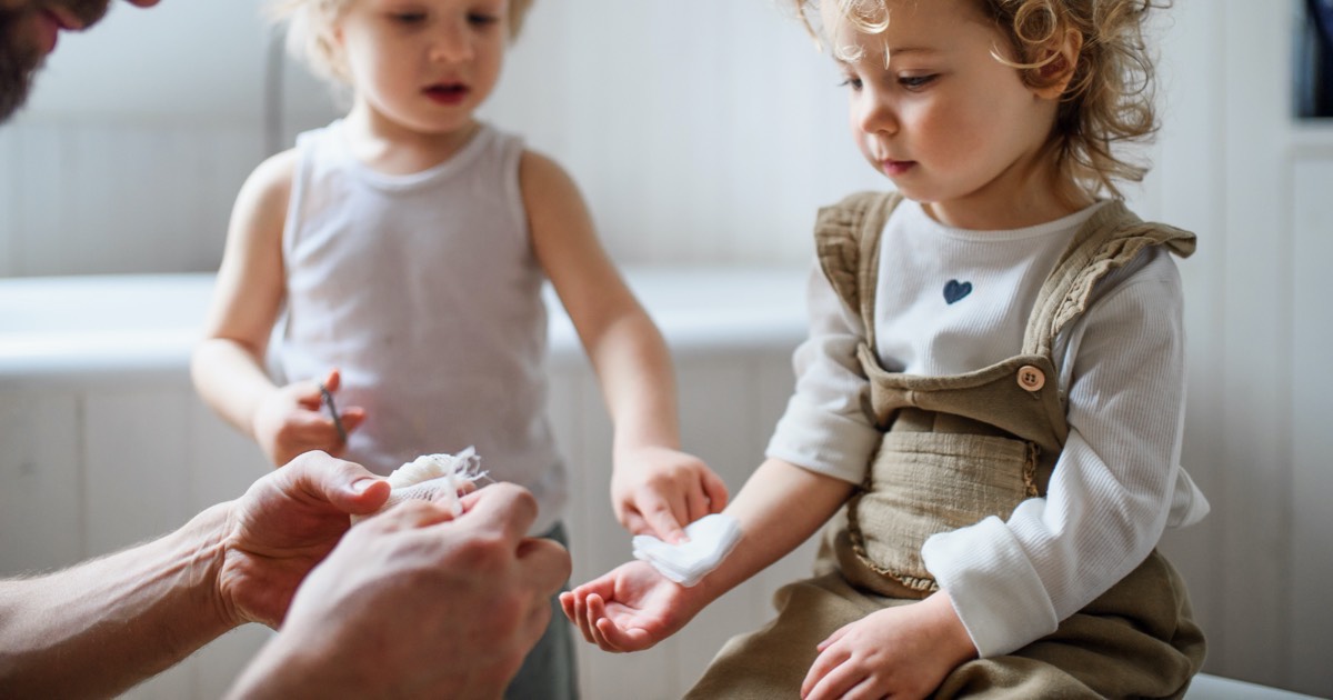 Erste Hilfe für Eltern: Was tun bei kleinen Verletzungen?