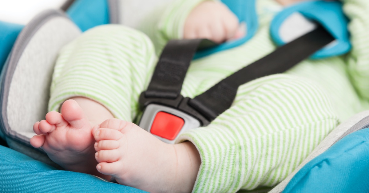 Baby in Kindersitz